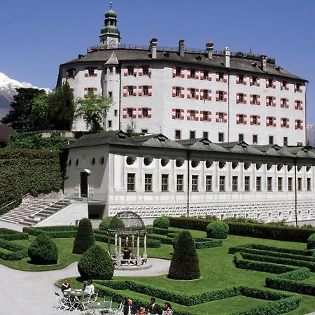 Huge In Awesome Location With Parking 因斯布鲁克