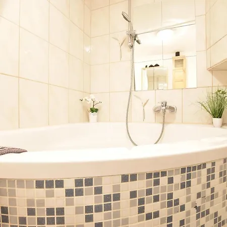 Huge In Awesome Location With Parking Apartament