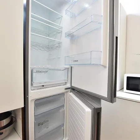 Huge In Awesome Location With Parking Інсбрук