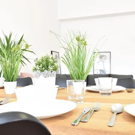 Апартаменти Huge In Awesome Location With Parking